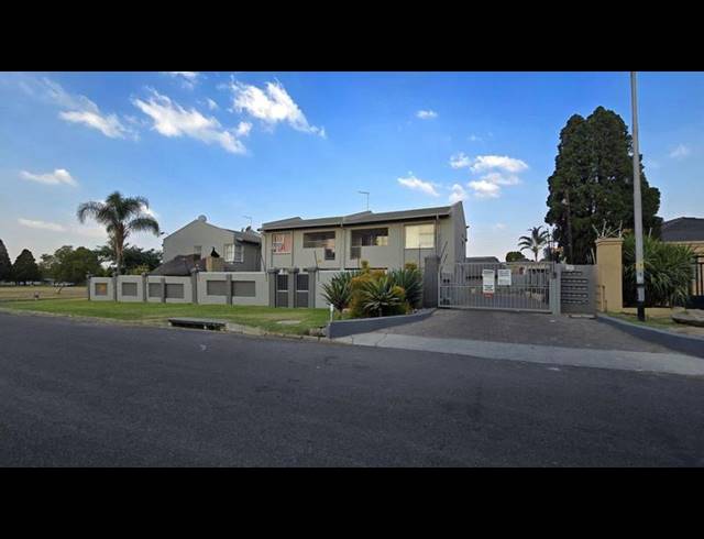 2 BEDROOM TOWNHOUSE FOR SALE IN RACEVIEW